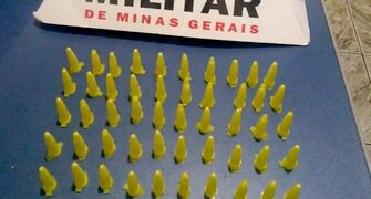 Suspeito de tráfico foge da PM e deixa droga para trás