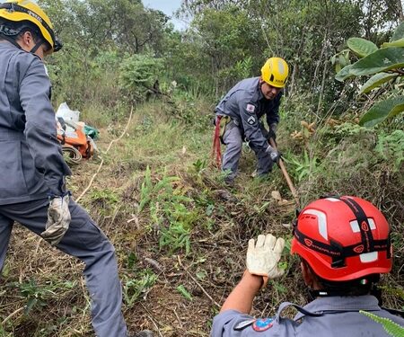 Bombeiros e Samu resgatam idoso de 83 anos de  buraco de 8 metros