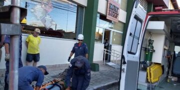 Trabalhador cai de prédio em construção e é resgatado por bombeiros