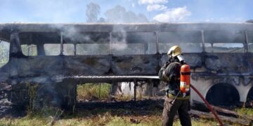 Ônibus é incendiado durante serviço de solda