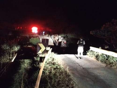 Ponte desaba e arrasta carreta no acesso à Casa Grande