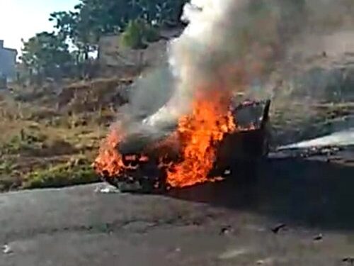 Carro pega fogo no meio da rua em Lafaiete