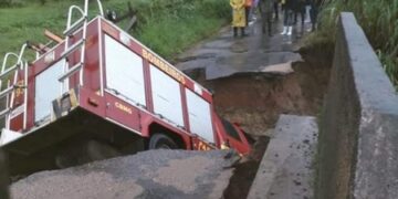 Ponte desaba e causa acidente com viatura do Corpo de  Bombeiros