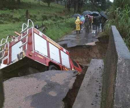 Ponte desaba e causa acidente com viatura do Corpo de  Bombeiros