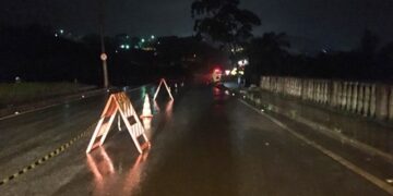 Muro cai na 040 e trânsito segue em meia pista