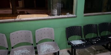 Armado com barra de ferro homem quebra janelas do pronto socorro