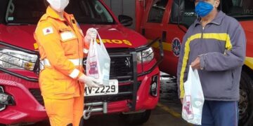 Bombeiros arrecadam doações de leite para entidades