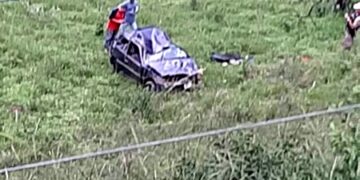 Adolescente é encontrado morto ao lado de carro acidentado