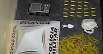 PM prende suspeito com droga e farinha de trigo para misturar na cocaína