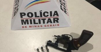 Homem leva 3 tiros nas costas. Mulher atira em via pública e é presa