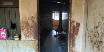 Bombeiros encontram corpo carbonizado em incêndio em residência