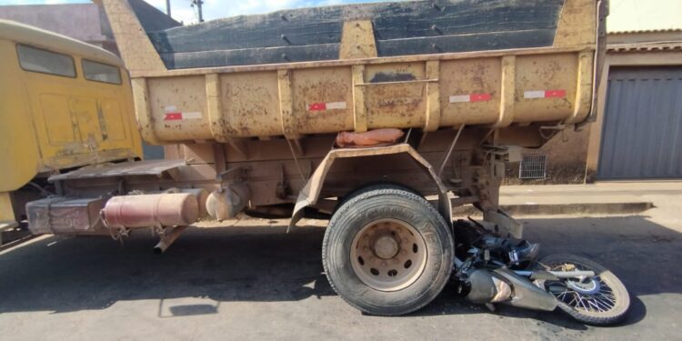 Acidente entre moto e caminhão no  bairro Granjas das Hortências