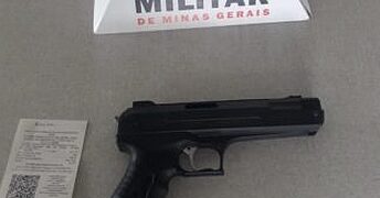 Homem é preso após roubar carro, abastecer sem pagar,  fugir e bater o veículo