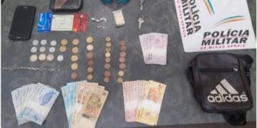 Homem esconde droga no muro da MRS e acaba preso