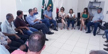 Prefeitos da região discutem crise e volta às aulas