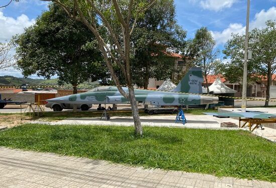 Carandaí ganha um Caça F-5 de presente