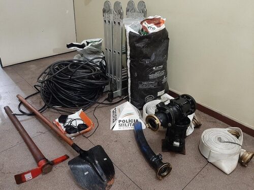 PM impede furto a posto de combustível e prende 5 pessoas