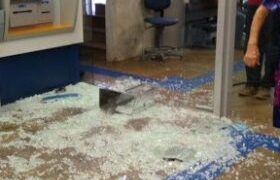 Homem tenta aplicar golpe e quebra porta de banco pra fugir