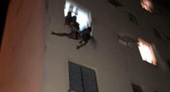 Rapaz tenta pular do 3º andar durante prisão por envolvimento com drogas