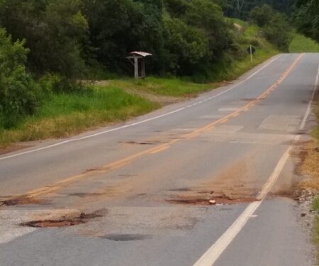 Buracos e descaso aumentam na MG 482