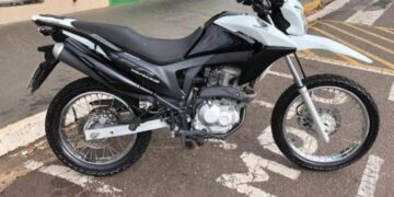 Homem armado rende mulher e rouba moto