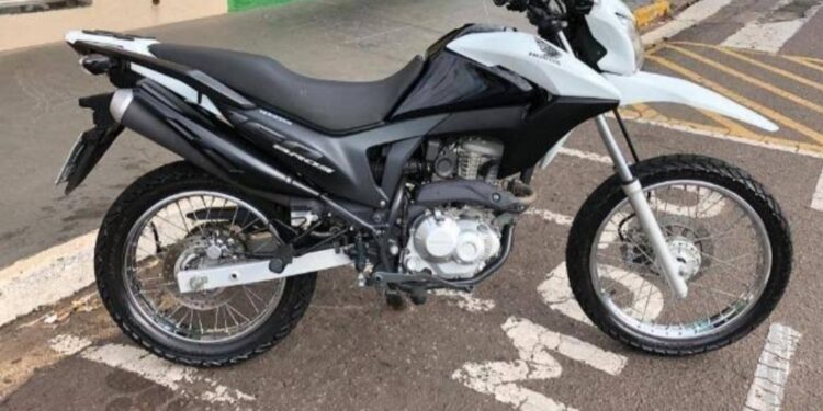 Homem armado rende mulher e rouba moto