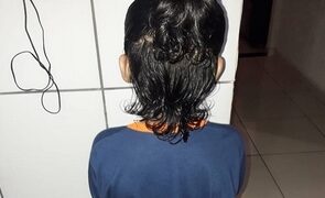 Mãe afirma que filho sofreu bullyng em escola por usar cabelo comprido