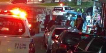 PM faz operação na Telésforo Rezende, recolhe mesas ds calçada e autua estabelecimentos