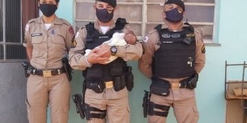 Policiais militares reencontram bebê que salvaram