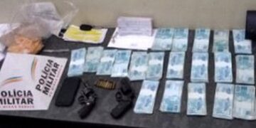 PM é recebida com tiro e encontra quase 50 mil reais em casa de suspeito