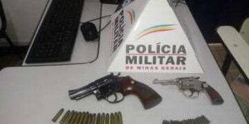 Ameaçada e com medo esposa entrega armas do marido para a polícia