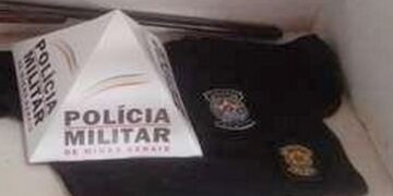 PM localiza camisa e distintivo da Polícia Civil em casa de suspeito
