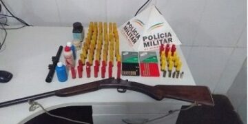 PM recolhe arma e munição dentro de casa em Gagé
