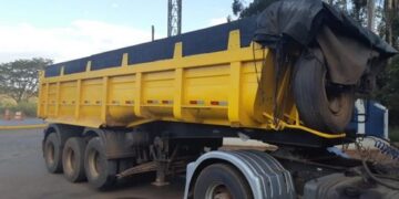 Semi-reboque adulterado é recuperado em pátio de posto de combustível