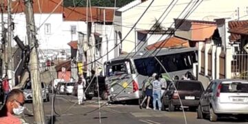 Homem usa micro-ônibus para atingir casa de ex