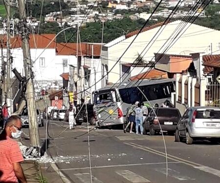 Homem usa micro-ônibus para atingir casa de ex