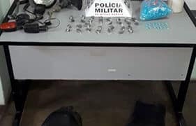 PM apreende drogas e peças de motocicletas