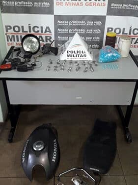 PM apreende drogas e peças de motocicletas