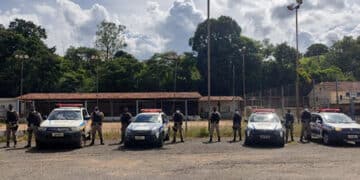 Três pessoas são presas e mais de 16 mil reais são apreendidos em grande operação policial