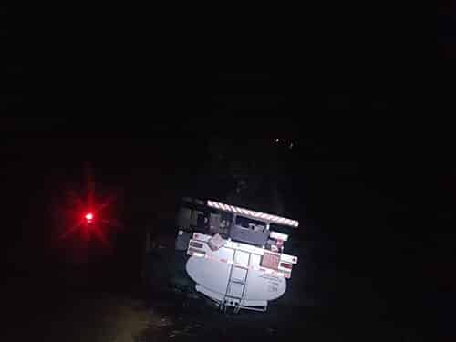 Caminhão de combustível capota e carga atinge manancial