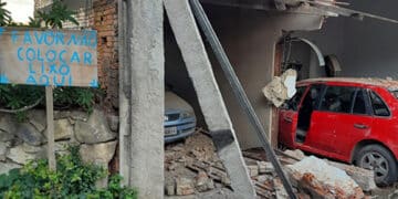 Carro desgovernado invade casa