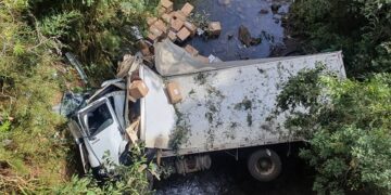 Homem morre em acidente com caminhão