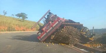 Caminhão com carga de mexerica tomba em estrada de Belo Vale