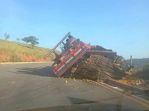 Caminhão com carga de mexerica tomba em estrada de Belo Vale
