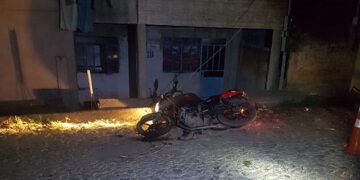Mototaxista morre eletrocutado por fio de alta tensão