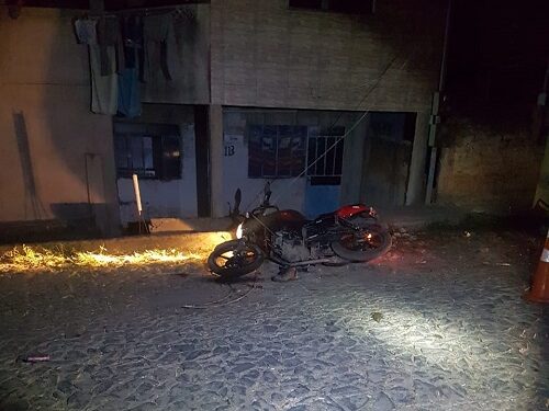 Mototaxista morre eletrocutado por fio de alta tensão