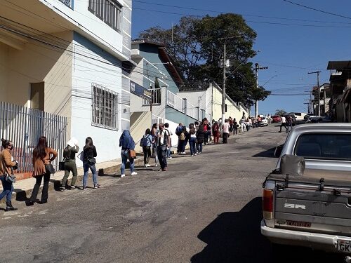 Longa fila para vacinação gera aglomeração e críticas em Lafaiete