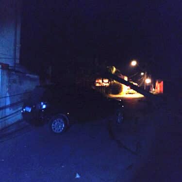 Motorista embriagado foge de blitz, bate em poste e é preso