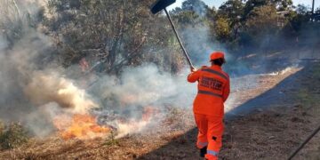 Incêndio atinge chácara e ameaça granja