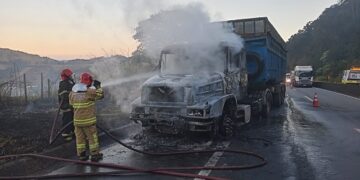 Caminhão pega fogo na BR-040 e incêndio atinge vegetação
